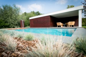 Piscine 8x4 Carré LPW POOLS avec finition jardin et terrasse avec margelles de piscine