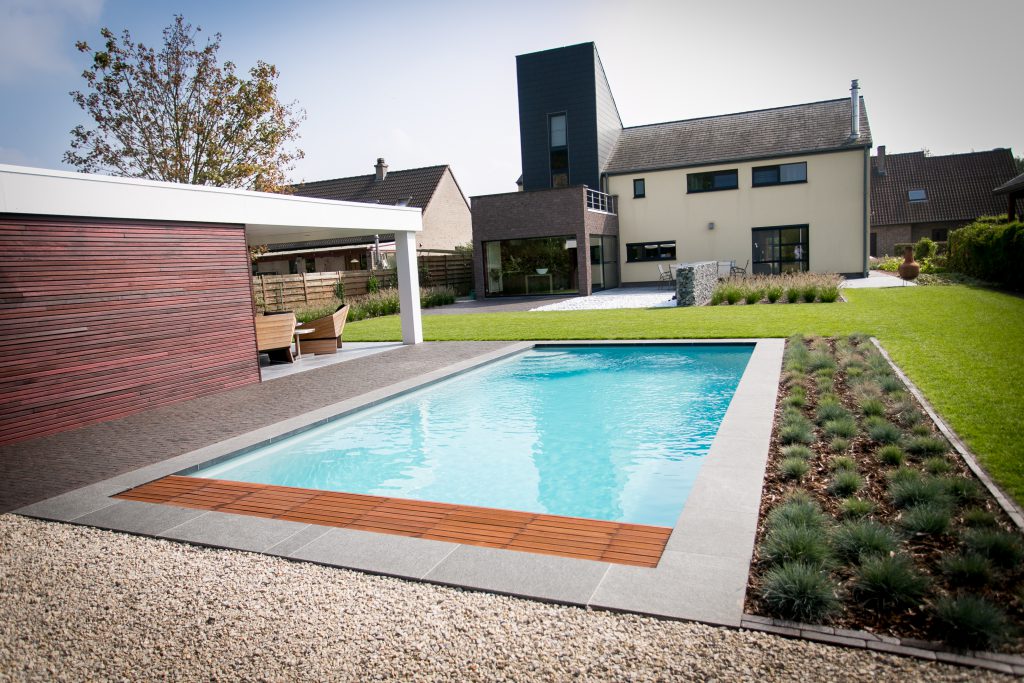 vue-globale-piscine-8x4-carr-de-lpw-pools-avec-jardin-be-pool