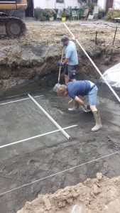 Placement d'une piscine en Belgique : construction piscine privée première étape pose de chape de fond par Be-Pool