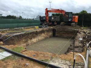 Construction piscine privée LPW POOLS avec drain et chape par Be-Pool