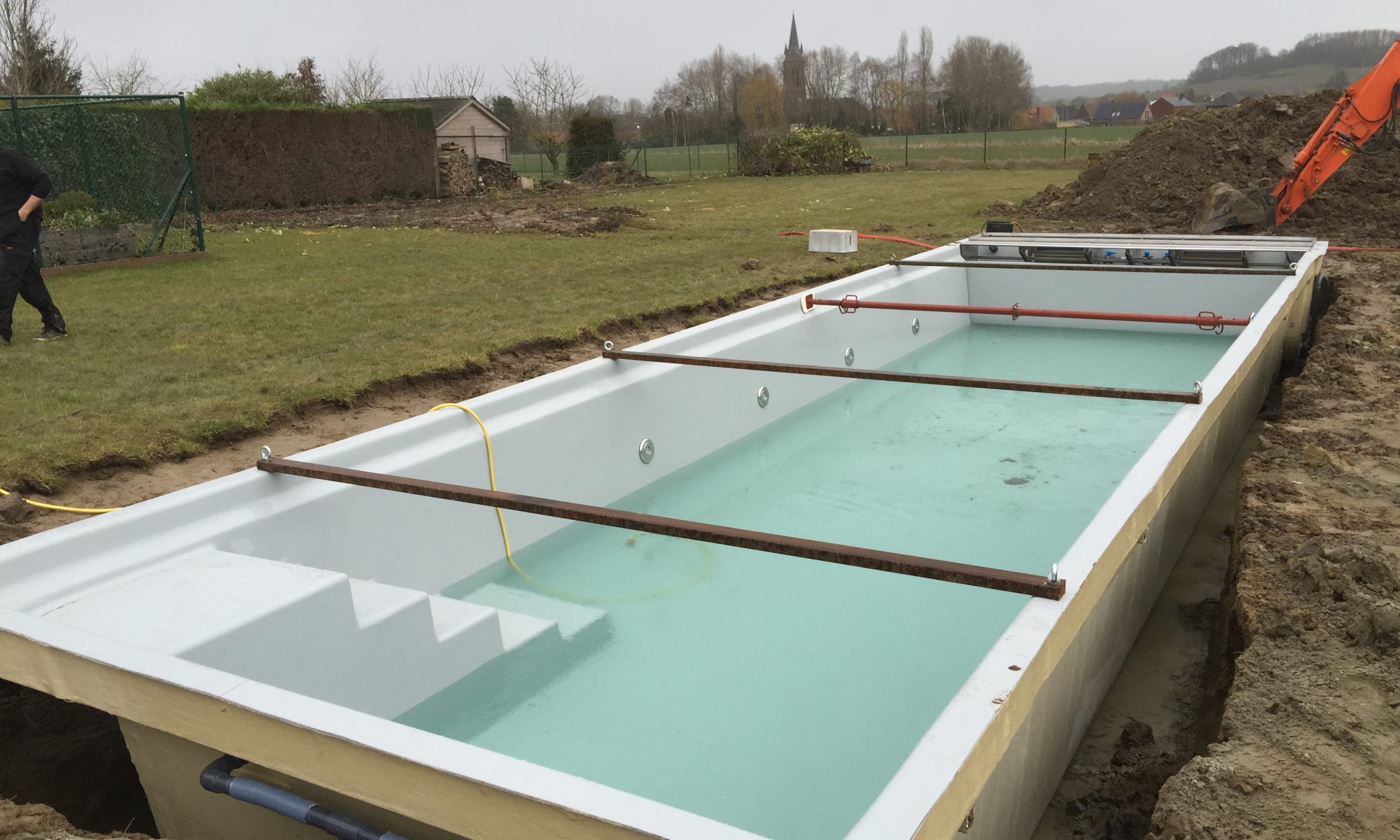 placement d'une piscine en Belgique LPW POOLS avec enjoliveurs des spots en inox chantier Be-Pool