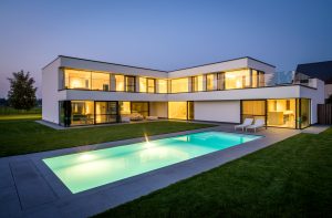 Vue piscine avec plage le soir LPW POOLS la Plage 11